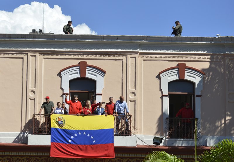 El presidente Maduro saluda a sus simpatizantes desde un balcón del Palacio de Miraflores en el 62 aniversario de la caída de la dictadura de Marcos Pérez Jiménez
