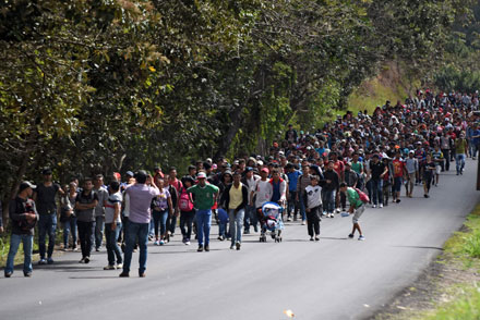 Caravana hondureña de migrantes va por Guatemala rumbo a los EEUU