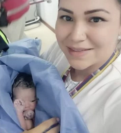Bebé nacido en Venezuela junto a enfermera del hospital Vargas de La Guaira