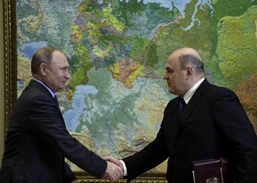 El presidente ruso, Vladimir Putin, saludando a Mikhail Mishustin en un encuentro en Sochi