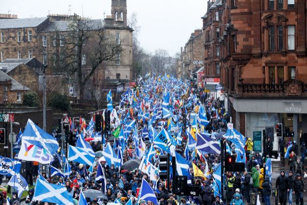 Miles de escoceses marchan en Glasgow a favor de la independencia