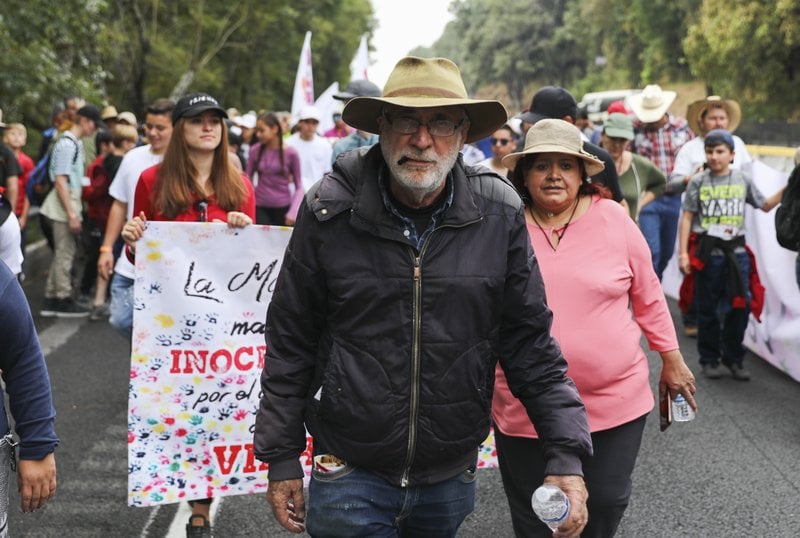 El poeta y activista mexicano Javier Sicilia encabeza la "Marcha por la Paz" que salió de Cuernavaca, rumbo a la Ciudad de México
