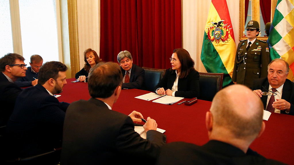 Representantes de la UE con la ministra de Exteriores boliviana, Karen Longaric. 2 de enero de 2020