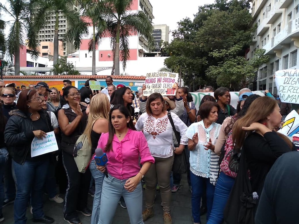 Protesta de los maestros en la Catedral frente a la Plaza Bolívar