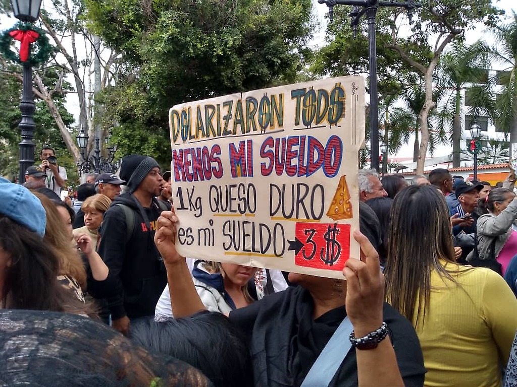 Protesta de los maestros en la Catedral frente a la Plaza Bolívar
