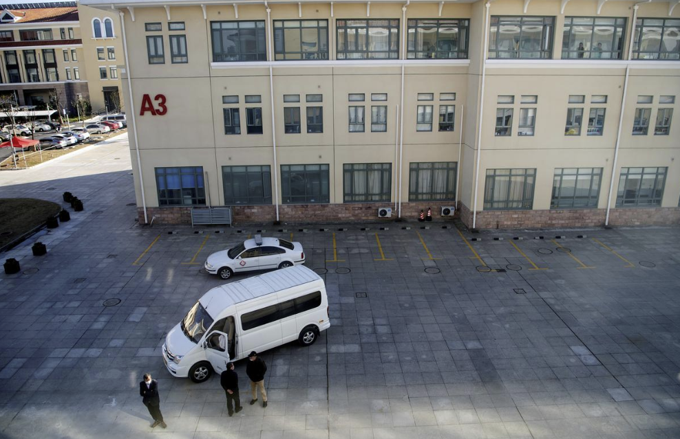 Una vista general del edificio A3 del Centro Clínico Público de Shanghai, donde los pacientes con coronavirus están en cuarentena, en Shanghai, China