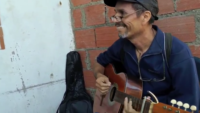 Douglas, músico venezolano nos contó algunas anécdotas personales de sus primeros encuentros con este instrumento caribeño, anécdotas que hoy compartimos con aporreadores y aporreadoras