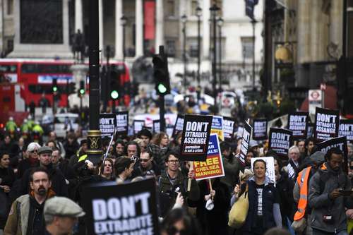 Manifestantes protestan contra la extradición del fundador de Wikileaks, Julian Assange, en Londres