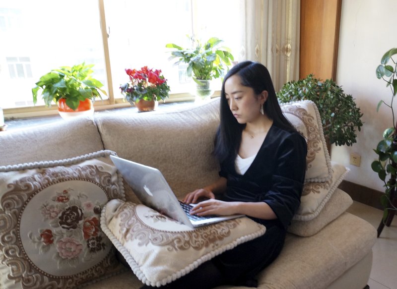 Maggie Zhang, usa una computadora portátil en la casa de sus padres en Zhangye, una ciudad de la provincia noroccidental de Gansu, China
