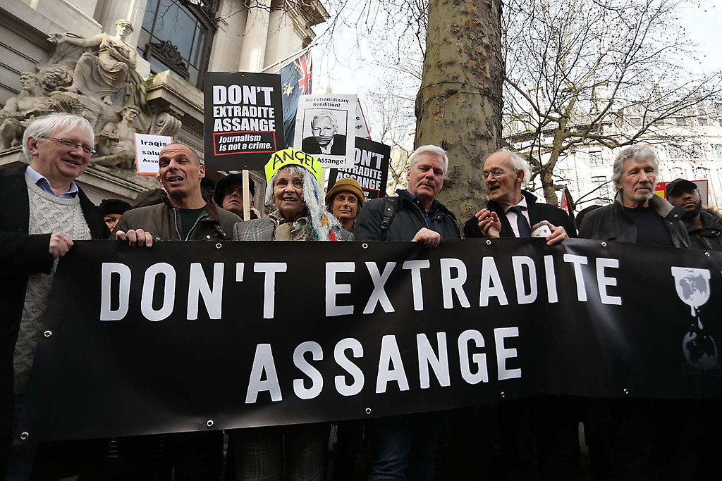 No extraditen a Assange, dice la pancarta