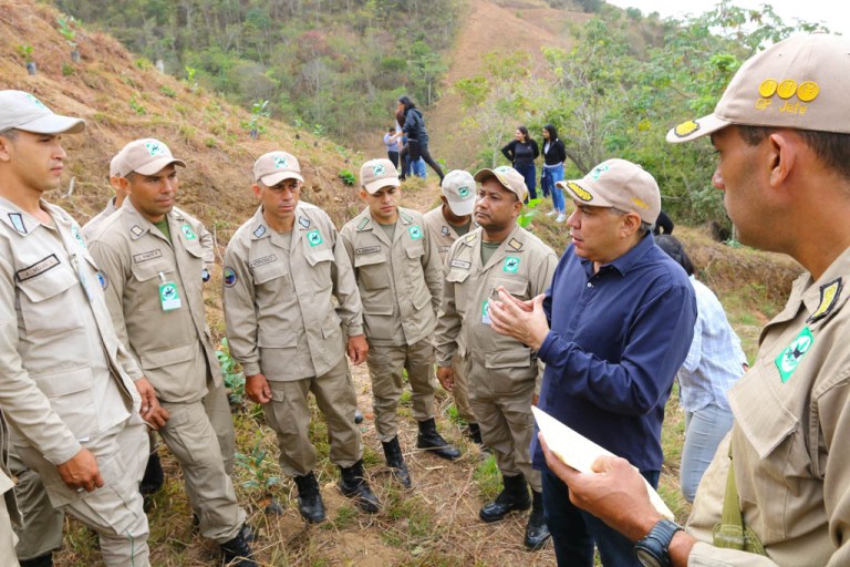 El ministro del Poder Popular para el Ecosocialismo, Oswaldo Barbera, plantando mil árboles en el sector Estribo de Duarte del Parque Nacional Waraira Repano