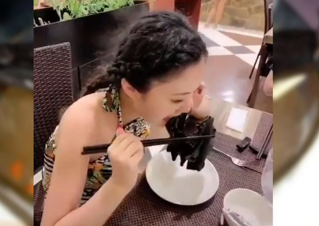 Foto donde dice que esta chica china come una sopa de murciélago, es en realidad en la República de Palaos