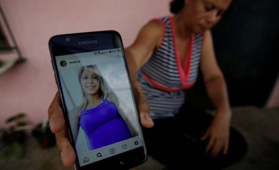 Carolina Gil muestra la foto de su hija Maroly Bastardo, una venezolana embarazada de ocho meses que desapareció junto a parte de su familia cuando intentaba escapar a Trinidad y Tobago