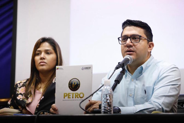 el superintendente de la Sunacrip, Joselit Ramírez y La viceministra de Economía Comunal, Kyra Andrade.