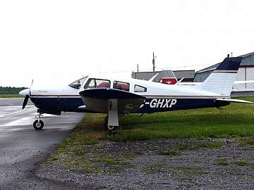 Foto de archivo de una avioneta Piper PA-28R-200 Cherokee Arrow en el aeropuerto de Carp, Ontario, en junio de 2005. Es imposible que una avioneta como esta pudiera transportar 932 kilogramos de oro hasta México. Fuente: Ahunt en Wikimedia.