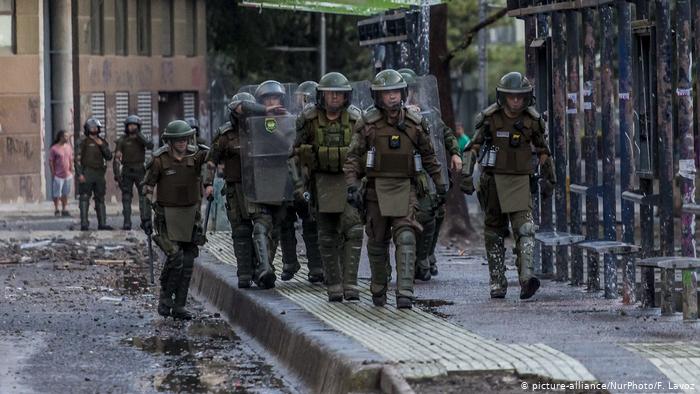 Carabineros se aprestan a disolver manifestación en Chile