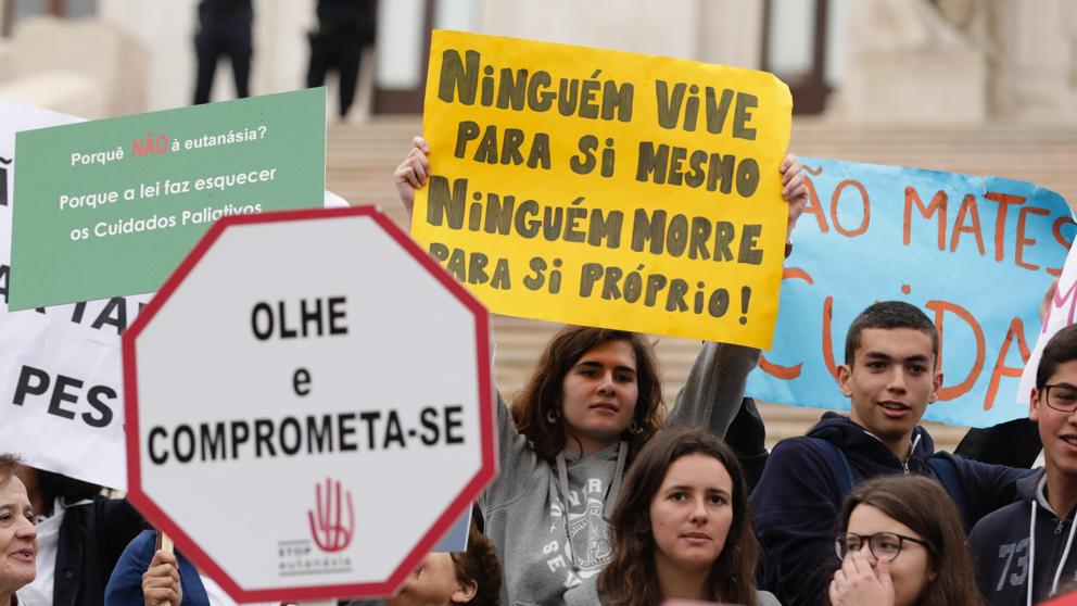 Un grupo de manifestantes protestaban en contra de la eutanasia enfrente de la Asamblea de la República, en Lisboa