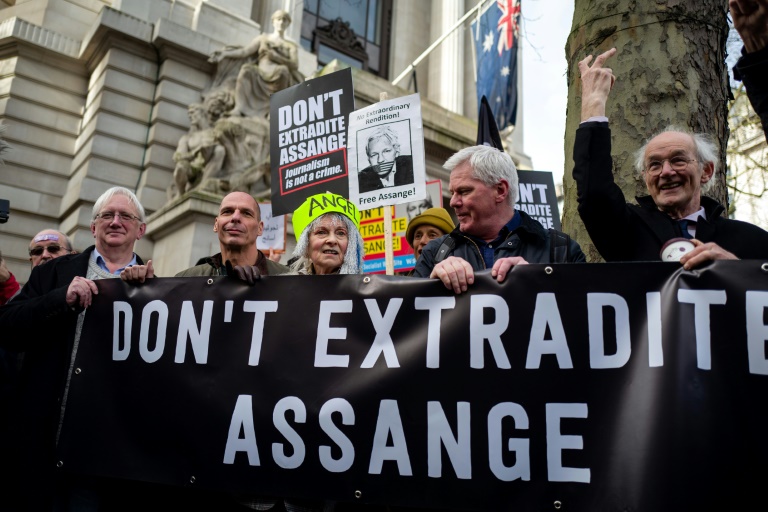 El exministro de Finanzas griego, Yanis Varoufakis (2º por la izquierda), la diseñadora de moda Vivienne Westwood (C), la editora jefe de WikiLeaks, Kristinn Hrafnsson (2º por la derecha) y el padre de Julian Assange, John Shipton (D) se manifiestan en Londres para pedir que se no extradite al fundador de Wikileaks