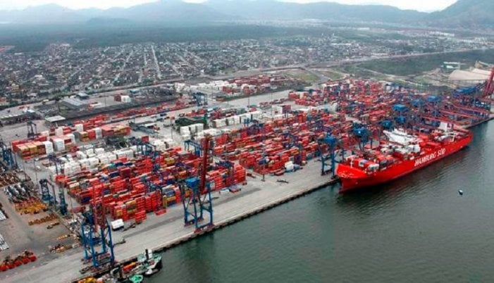 En el puerto de Santos la falta de combustible genera retrasos, barcos que cargan la mitad del combustible para su viaje y miles en pérdidas. La huelga es la más larga y fuerte desde 1995.