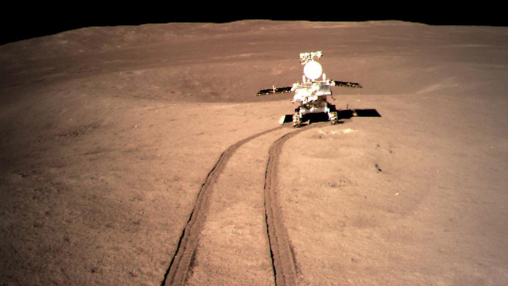 El rover lunar chino Yutu-2 durante una exploración en la cara oculta de la Luna, el 4 de enero de 2019.