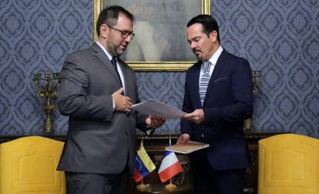 El viceministro para Europa, Yván Gil y el embajador de Francia en Venezuela,  Romain Nadal
