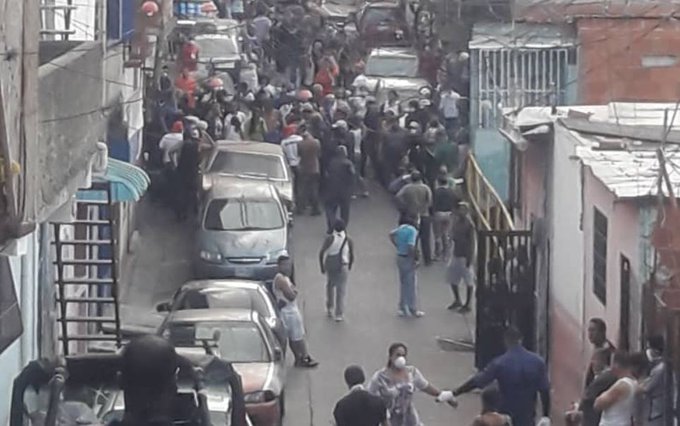 El Observatorio, sector El Plan del 23 de Enero (Caracas), escenario de tres asesinatos en medio de la Cuarentena por el Coronavirus. Lo ocurrido generó la aglomeración del vecindario que guardaba las medidas de recogimiento domiciliario.