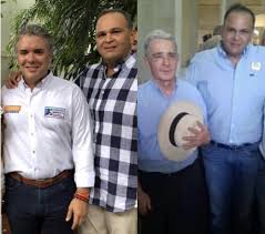 En la primera foto vemos al “Ñeñe” Hernández  con Duque y en la segunda con Uribe