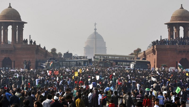En esta fotografía de archivo del 22 de diciembre de 2012, manifestantes se reúnen frente al Palacio Presidencial de India para protestar por la violación en grupo de una mujer en un autobús