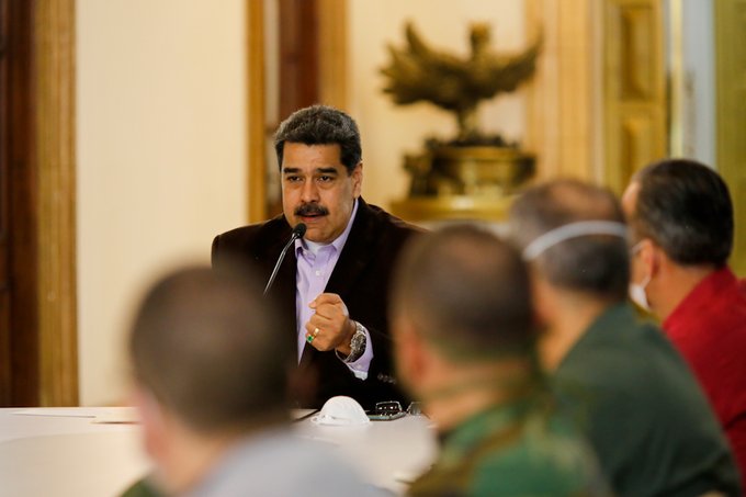Presidente Maduro desde el Comando Presidencial  con su Gabinete