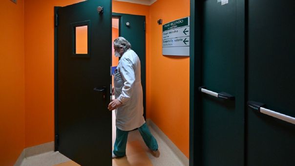 Médico italiano que tenía que tratar a los contagiados sin guantes falleció de covid-19