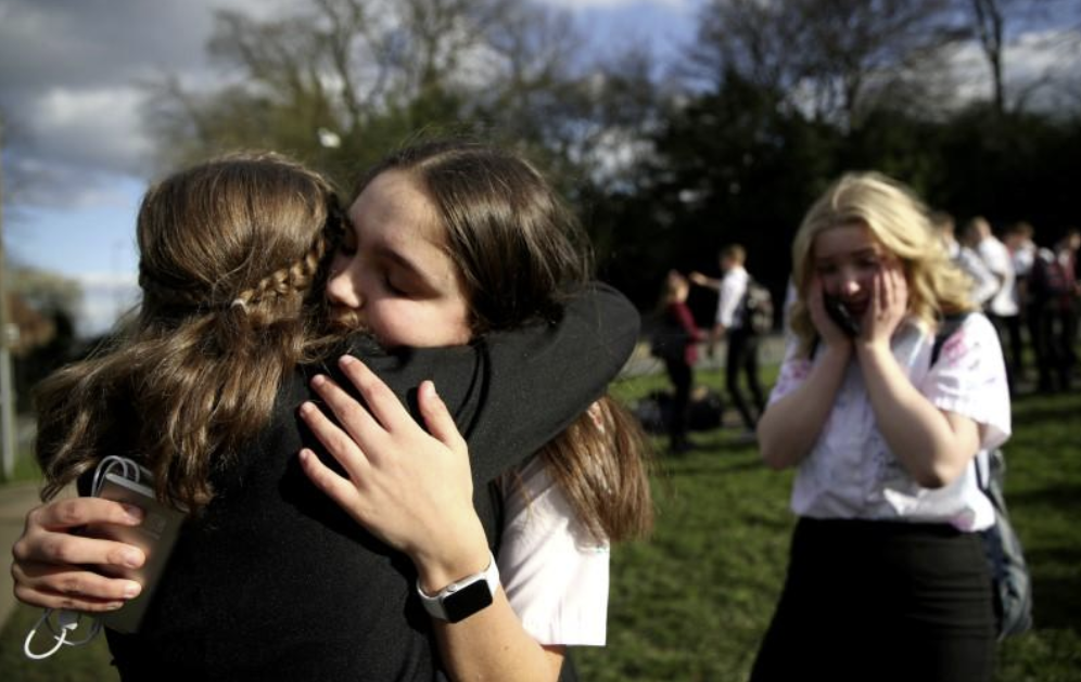 Georgia Mayer, de 16 años, se despide de sus amigos en una escuela en Newcastle-under-Lyme, ya que la mayoría de las escuelas en el Reino Unido cierran mientras continúa la propagación de la enfermedad por coronavirus (COVID-19), Londres, Gran Bretaña. 20 de marzo de 2020