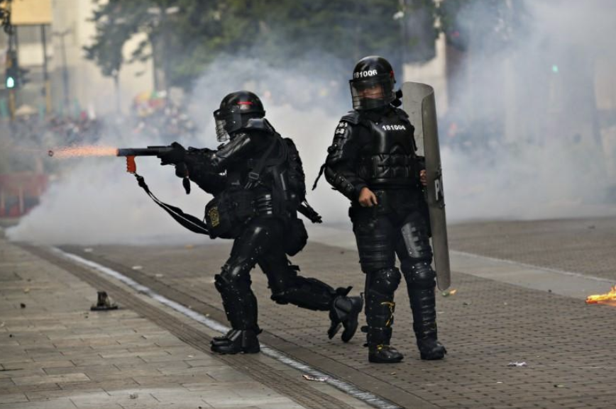 Policías Antidisturbios se enfrentan a manifestantes durante protestas contra el presidente Iván Duque