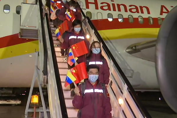 Los médicos especialistas chinos arribaron a Venezuela vestidos de vinotinto.