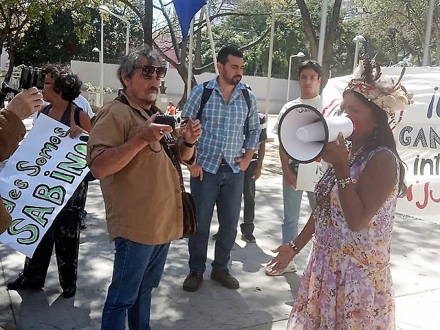 Lucía, viuda del Cacique Yukpa, Sabino Romero, explica con el megáfono su exigencia a la Fiscalía, la acompañan Fidel Acosta, Carlos Azpúrua, Fidel Acosta, Arlenys Espinal.
