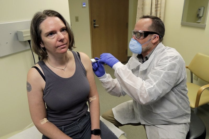 Un farmacéutico aplica a Jennifer Haller la primera dosis de una prueba clínica para una posible vacuna contra el COVID-19, la enfermedad causada por el nuevo coronavirus, el lunes 16 de marzo de 2020, en el Instituto de Investigación Permanente Kaiser de Washington en Seattle