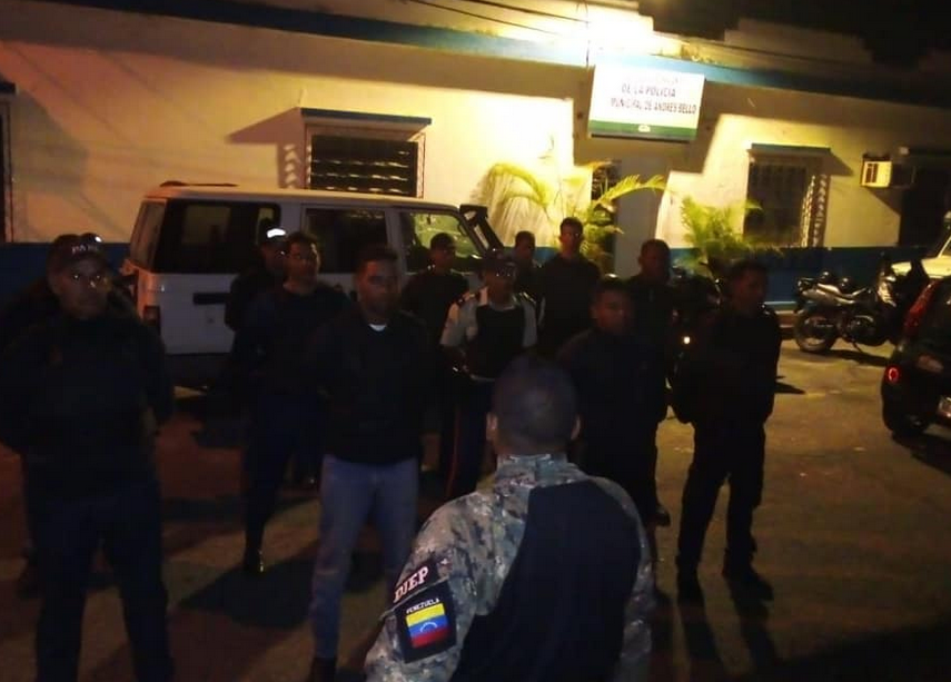 Agentes de la policía del Municipio Andrés Bello, Miranda, que ayudaron a evitar el saqueo de una gandola de alimentos en Barlovento que iba a ser saqueada.