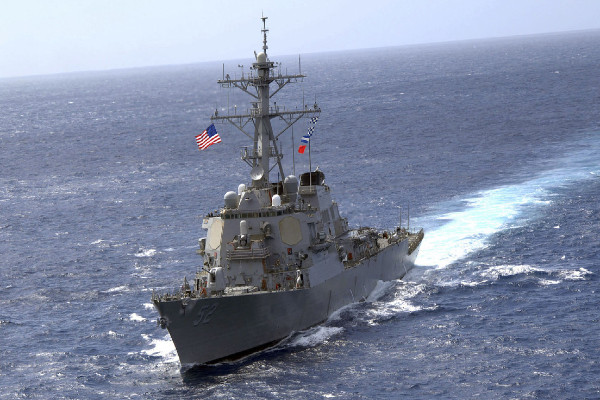El destructor de misiles guiados USS Barry navega por el océano Atlántico, 2008.