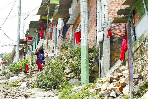 Un trapo rojo fuera de la vivienda es el simbolo que se identifican familias que requieren comida y ayuda.