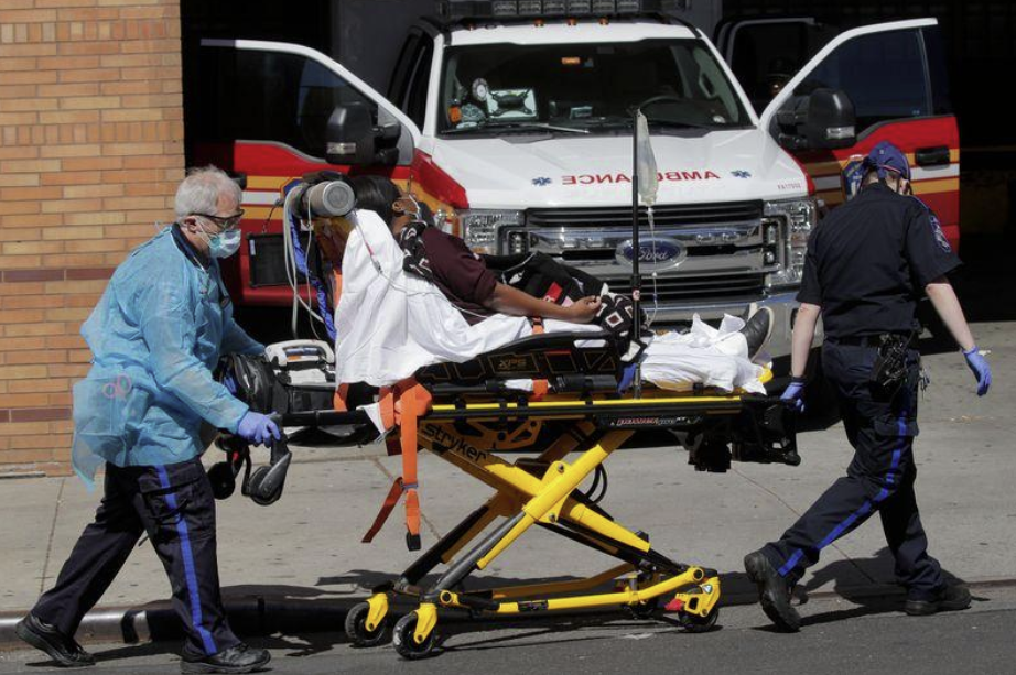 Trabajadores de la salud llevan a un pacietne al hospital en Nueva Yor