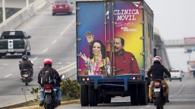 Una clínica móvil con la imagen del presidente de Nicaragua Daniel Ortega (d) y su esposa, la vicepresidenta Rosario Murillo (i), fue registrada el pasado lunes en una avenida de Managua