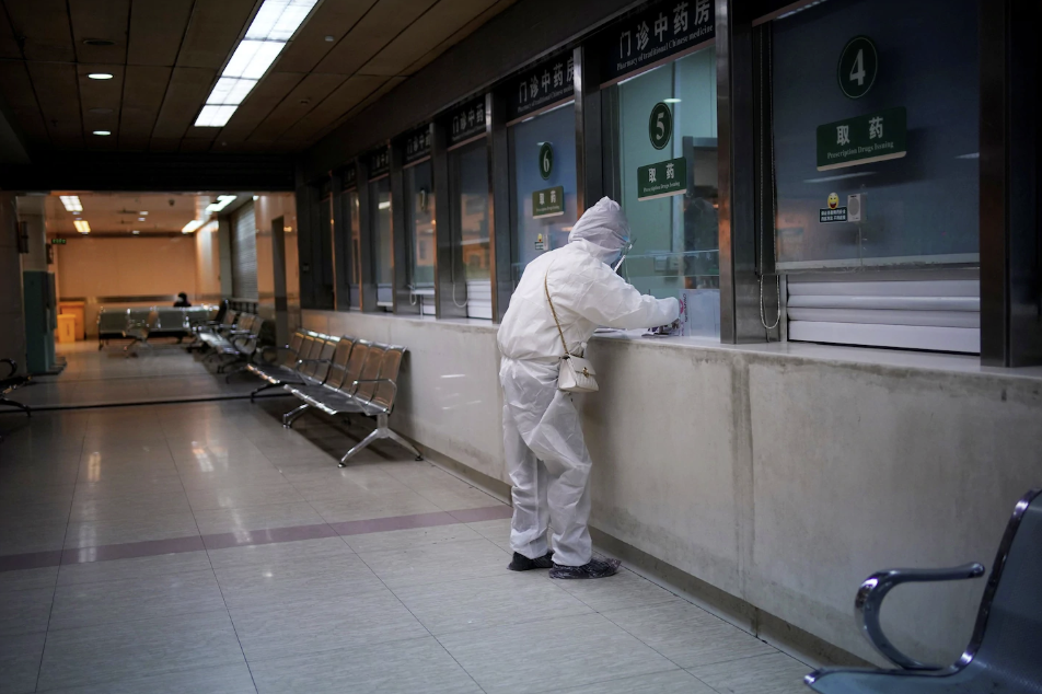 Una mujer que lleva un traje de protección en un hospital de Wuhan, China