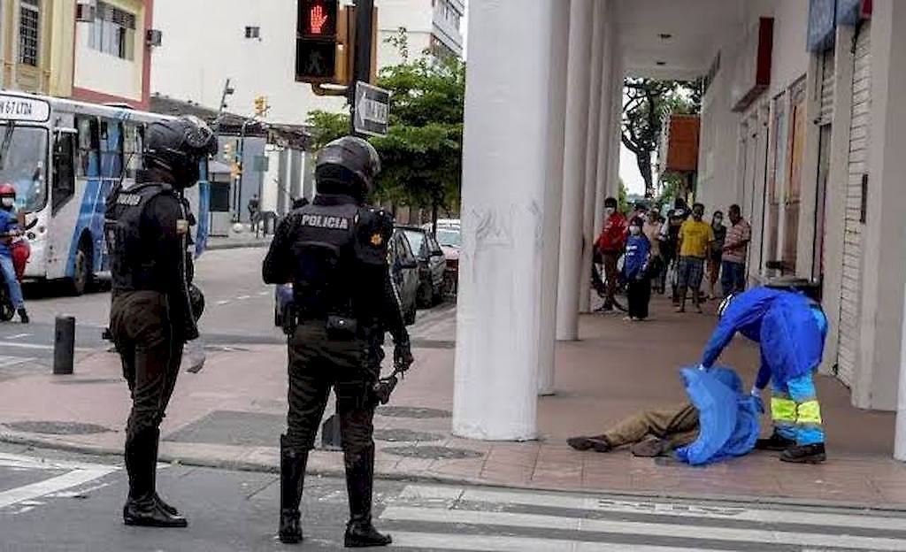 Cadáveres de víctimas del Covid-19 permanecen en las calles de Ecuador.