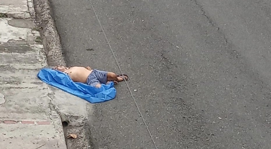 Cadáveres de víctimas del Covid-19 permanecen en las calles durante días en Ecuador.