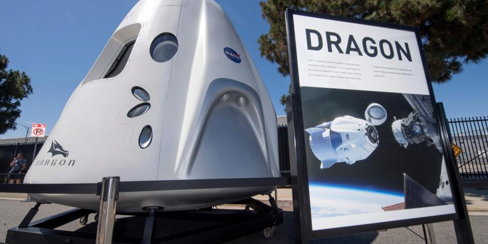 Esta es la nave espacial SpaceX Dragon, diseñada para transportar personas y carga a destinos en órbita