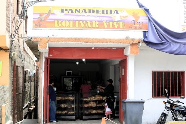 Fachada de la panadería "Bolívar Vive" en el sector Las Torres. La Vega. Caracas.
