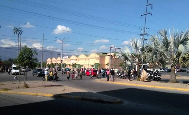 Conductores de vehículos protestan atravesados en avenida por falta de gasolina