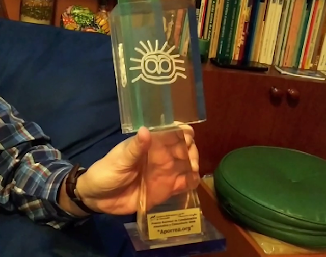 Este es el Premio de Comunicación Popular Comunitaria, otorgado a Aporrea el año 2006, una placa con un hermoso petroglifo