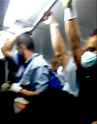 Usuarios del metro viajan apretujados dentro de vagones de los vagones representando un alto riesgo de contagio del Covid-19