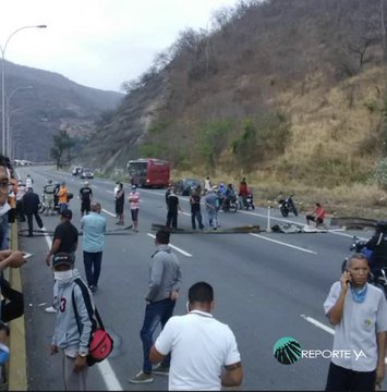 Trancan la via Petare-Guarenas por falta de gasolina