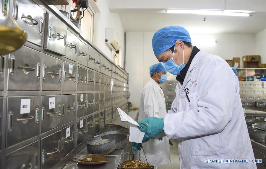 Farmacéuticos de medicina tradicional china (MTC), preparan hierbas para producir dosis de decocciones de MTC para ayudar a combatir la epidemia por el nuevo coronavirus en el Hospital de Medicina China Xiaogan en la ciudad de Xiaogan, Hubei, China